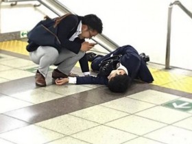 【蜗牛扑克】可能真的很累吧 不過恥力要夠高才有辦法這樣睡