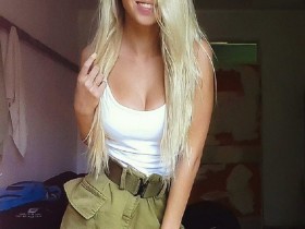 【蜗牛扑克】以色列女兵閨房照,沈悶的軍裝蓋不住悶騷的靈魂