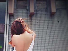 【蜗牛扑克】女大生挑戰若隱若現的高級撩man術!性感「趴床照」讓你第三隻眼閃淚光