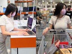 【蜗牛扑克】美式賣場驚見妹子「前凸後翹」試用電腦 火辣採購太犯規