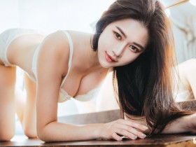 【蜗牛扑克】173cm長腿麻豆「MIGA冰冰」在家也辣翻!「豐滿巨乳+惹火蠻腰」挑逗你視神經!