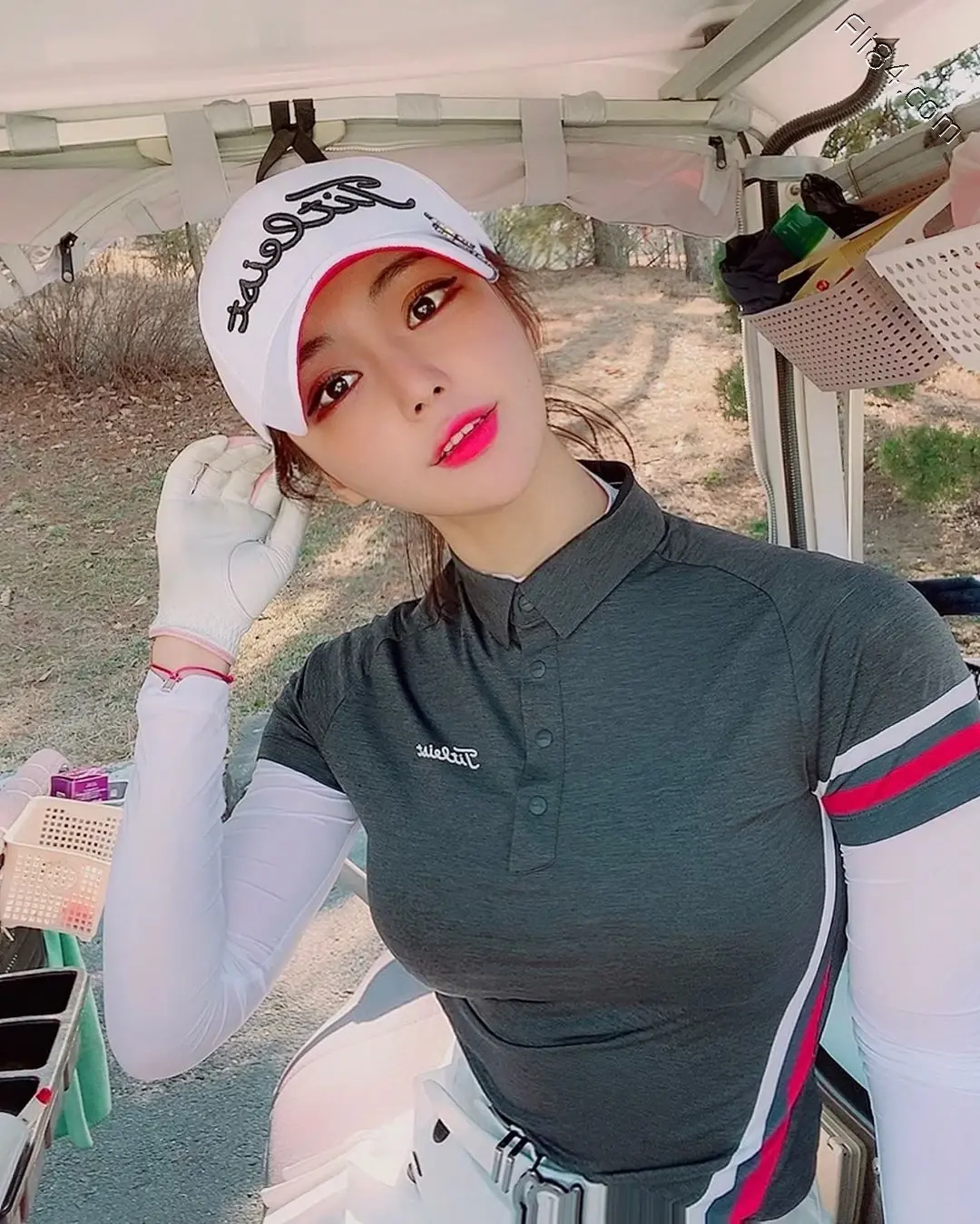 韩国妹子“메리골드”打高尔夫球时上衣把球服撑爆啦！