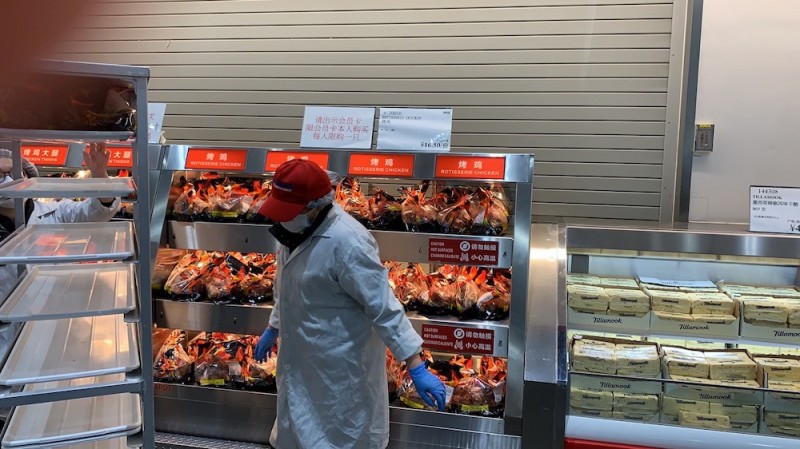 摒牢！上海Costco限流1000人，网红烤鸡、羊角由专人管理“来一个发一个”