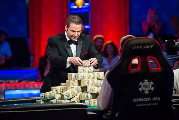 单挑赛中丹牛的扑克教练以7.2W美元盈利暂时领先Dan Smith 如何成为2021年WSOP的扑克发牌员