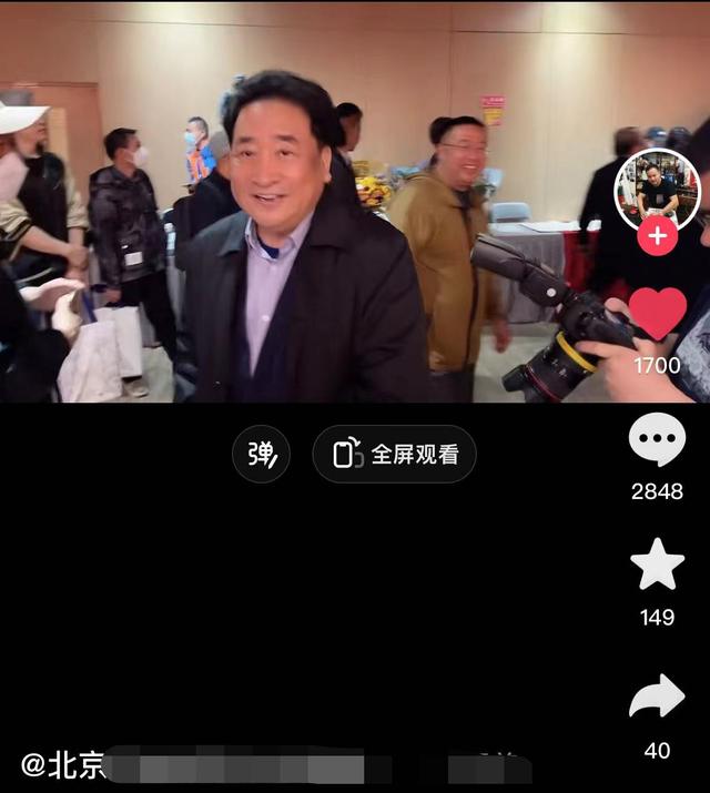 姜昆卸任曲协主席后仍威风！被众人围堵走不动道，被异性抓手搂肩