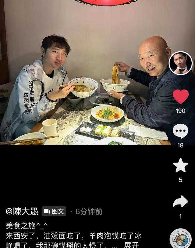 陈佩斯带儿子吃苍蝇馆无人识，白胡须满是老年斑，三代共用一张脸