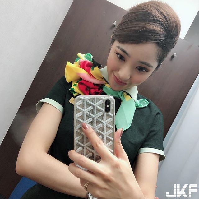 長榮空姐私服太精采！脫下制服「長輩乍現」圓潤而飽滿的形狀機長無法專心阿！