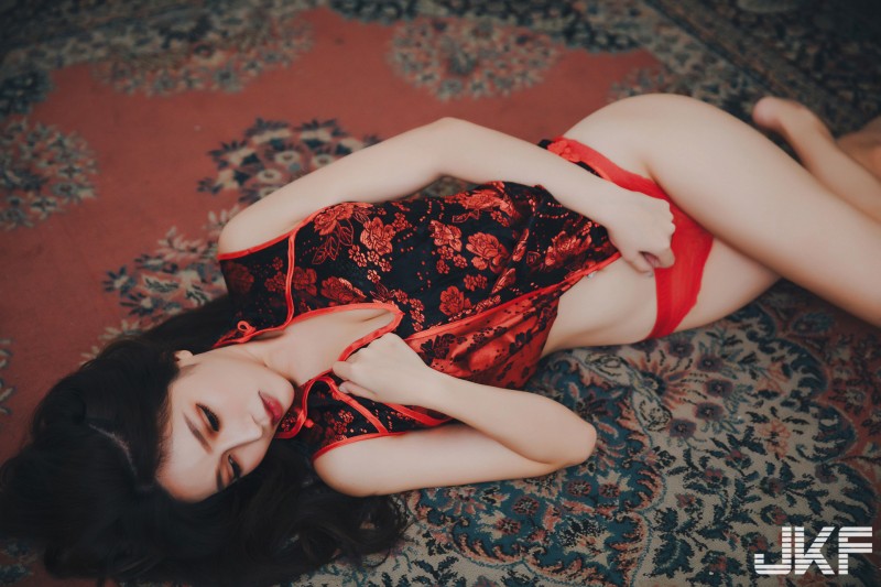 【蜗牛扑克】慵懶美人「雲嫣」的性感日常！惹火旗袍展現「白皙美臀」，四下無人更是直接坦露美乳…