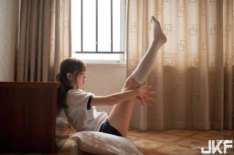 【蜗牛扑克】學生妹的「私密絕對領域」！最嬌羞的青澀眼神問你想跟她一起做什麼？