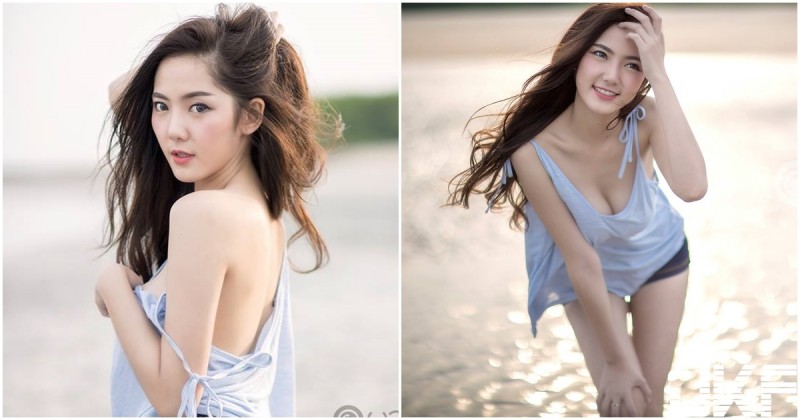 【蜗牛扑克】「甜美奶妹」海邊出沒！大露香肩「白嫩圓乳」被風吹出來！好想幫她把肩帶拉好啊！