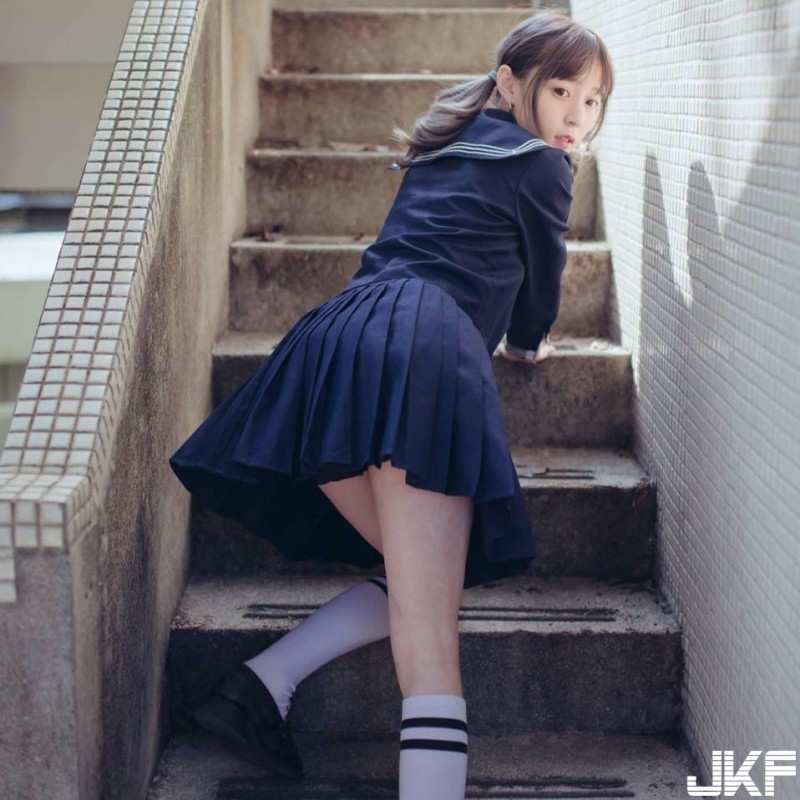 【蜗牛扑克】真的是台灣第一羅莉！表特版爆紅正妹「本本」無辜童顏穿上極短制服，讓人想犯罪啊！